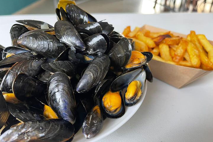 camping evening mussels and chips erquy